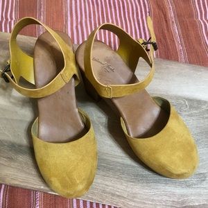 Universal thread yellow clog heels size 10